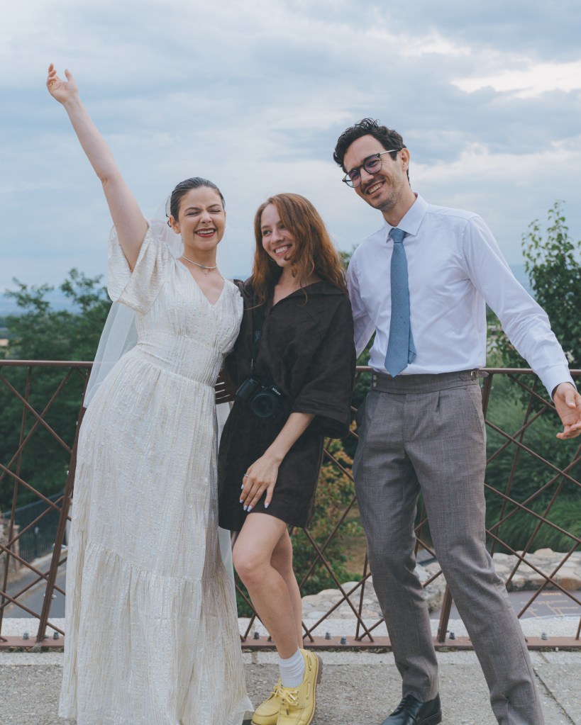 photo des mariés avec la photographe Mariya